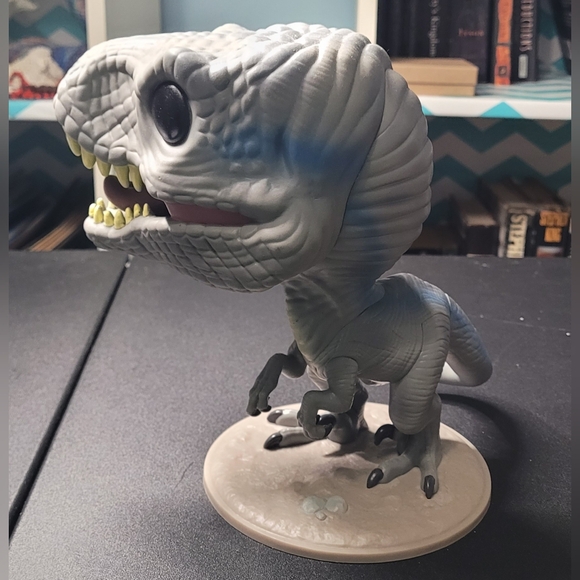 Jurassic World Blue 10" US Exclusive Pop! Vinyl Figure - Picture 4 of 4